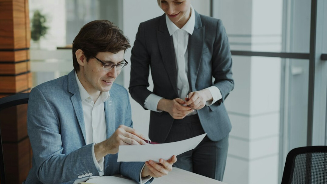 manager supporting employee